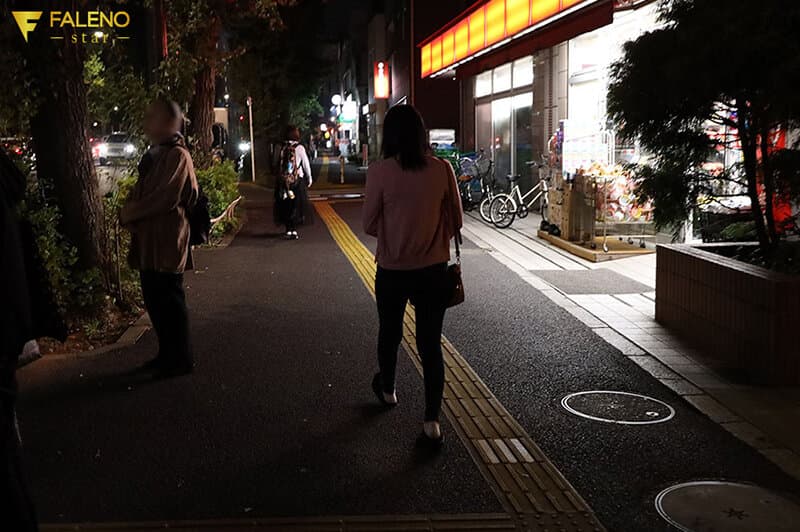 イヤな顔しながらも素股までしてくれた押しに弱いエステティシャンの自宅の‘中’まで‘つきまとい’ 時田亜美のサンプル画像