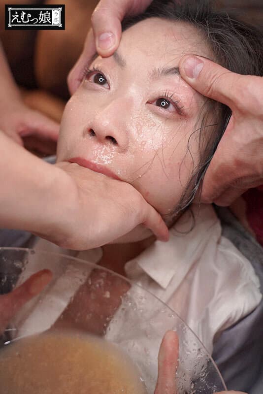 「飲む→吐く→溜める」最狂イラマ極リサイクル。ゲロ飲み排水溝女。 二葉エマのサンプル画像