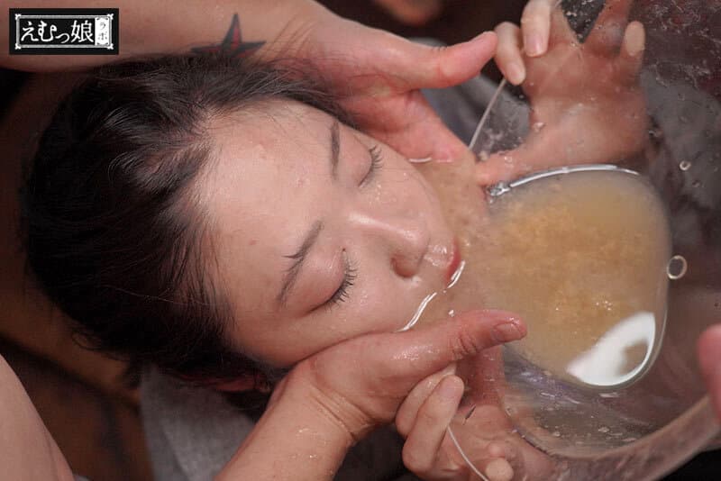 「飲む→吐く→溜める」最狂イラマ極リサイクル。ゲロ飲み排水溝女。 二葉エマのサンプル画像