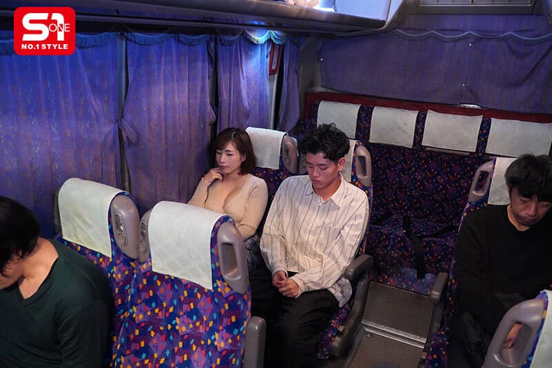 【本当に存在した夜行バス痴女】隣り合わせた謎の美女に消灯から目的地到着まで…一晩中ち●ぽ汁を絞り尽くされたんです。 奥田咲のサンプル画像