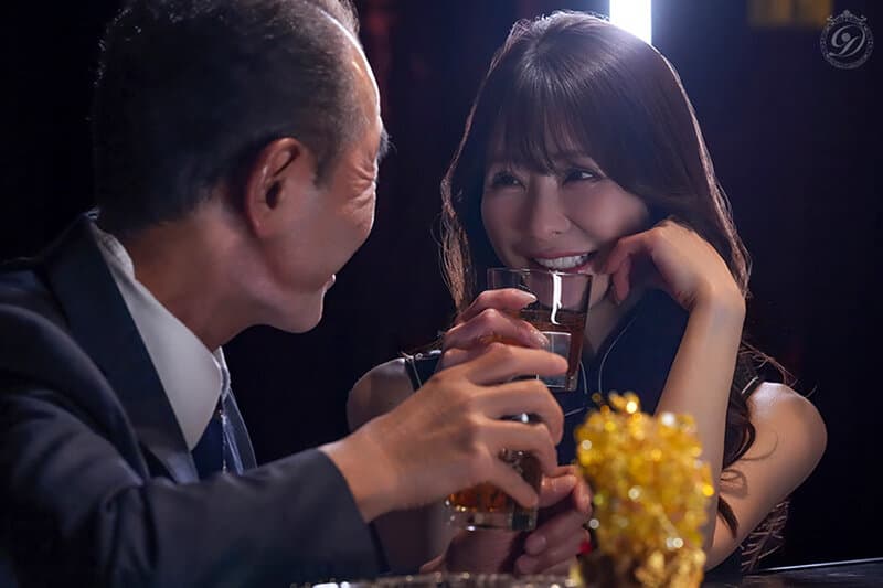 孤独な男の欲望の捌け口…。路地裏チャイナドレスBARの人妻。衝撃の復活から2年ー。美しさはさらなる輝きへ。 小沢菜穂のサンプル画像