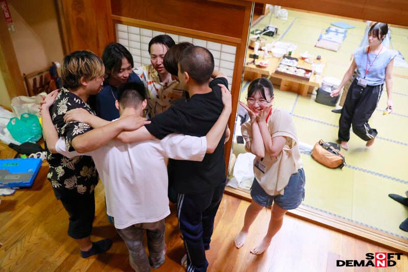 フリーのSOD女子社員と6人のガチ童貞。あの夏、イチバンときめいた筆おろし。のサンプル画像
