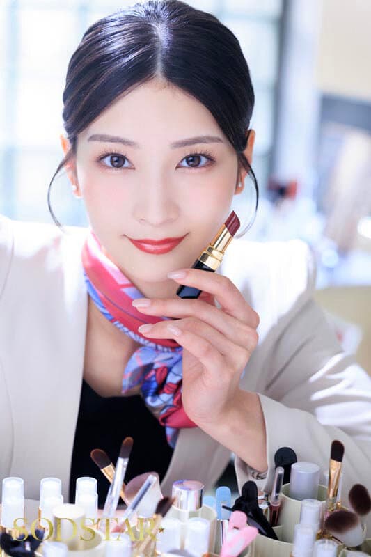 「ばっちりお化粧した私とあの子どっちが良いの?」恋人がメイクアップ中の20分暇そうな付き添い彼氏をフェラ&SEXで顔射させる美容部員 本庄鈴のサンプル画像