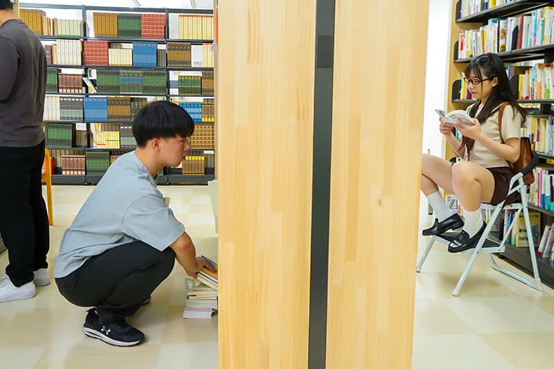 図書館で女子○生のパンチラが見えた!超ラッキー!!と思ったら女子とやたらと目が合い…更には誘惑してくるこの図書館は小悪魔女子○生の狩り場だった!! 皆月ひかるのサンプル画像